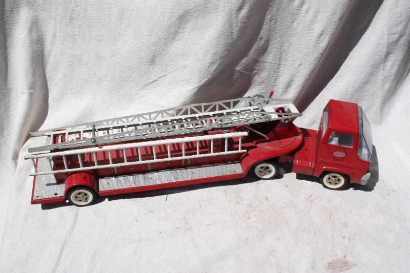 lot 636 image: Tonka Fire Truck
