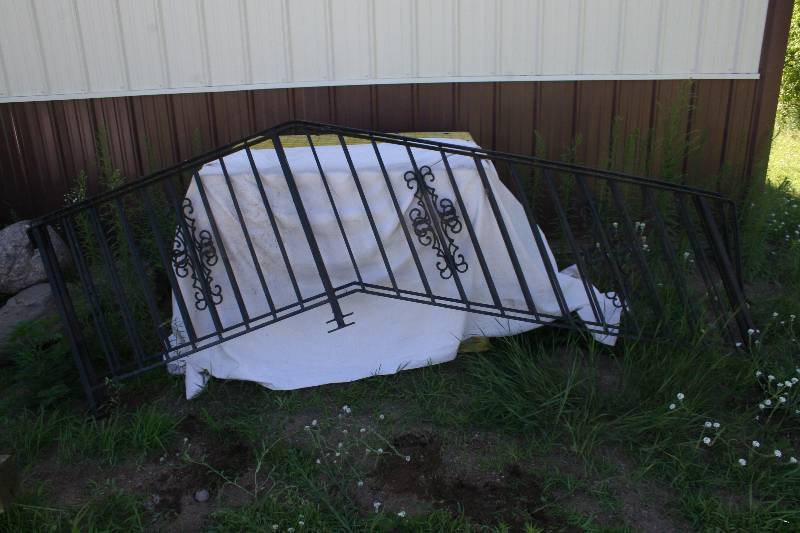 lot 640 image: Wrought Iron Railings