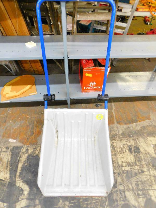SNOW SCOOP SHOVEL