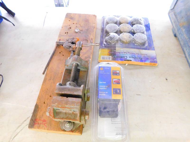 SMALL VISE AND KITCHEN SCRUBBERS