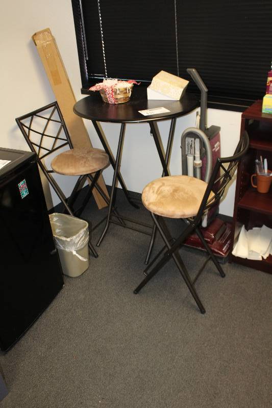 Round Table, 2-Chairs
