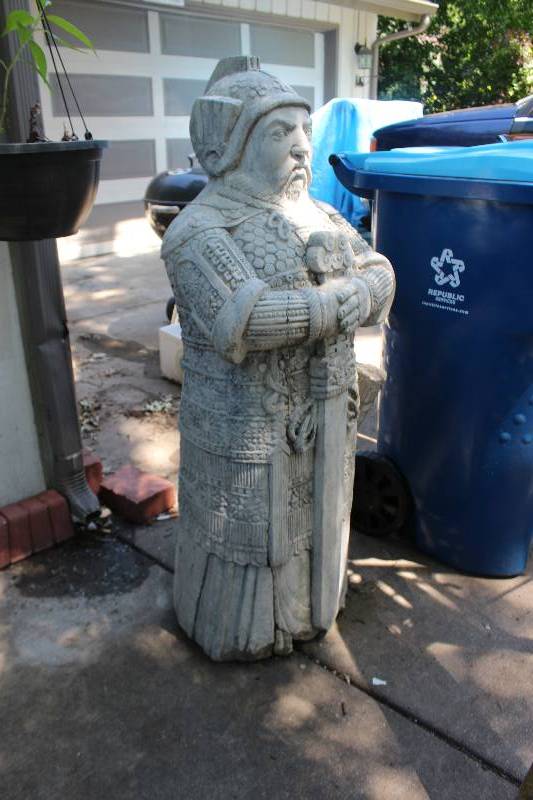 lot 119 image: Yard Statue