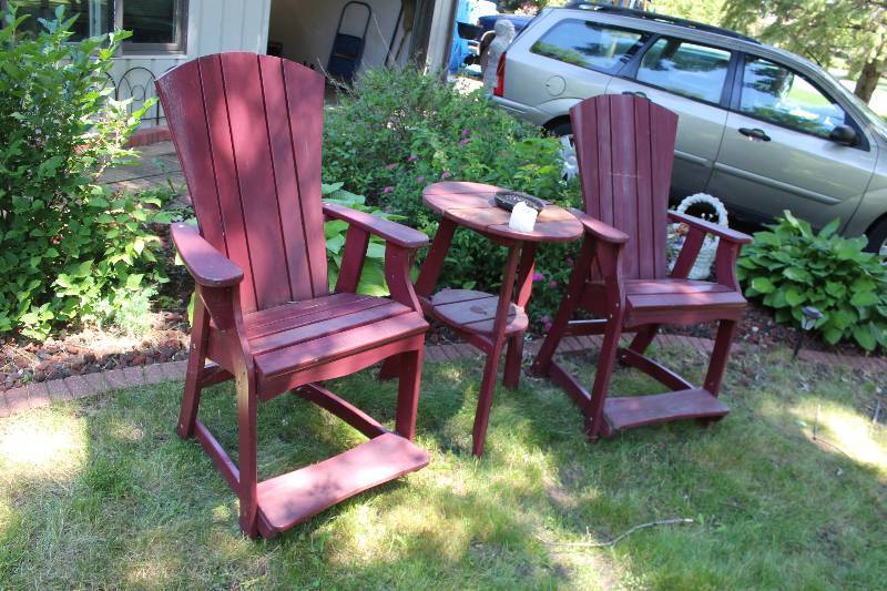 lot 120 image: Red Wood Yard Table, 2-Chairs