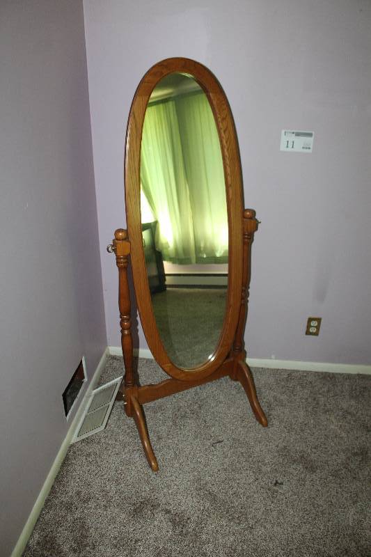 lot 11 image: Oval Flip Floor Mirror