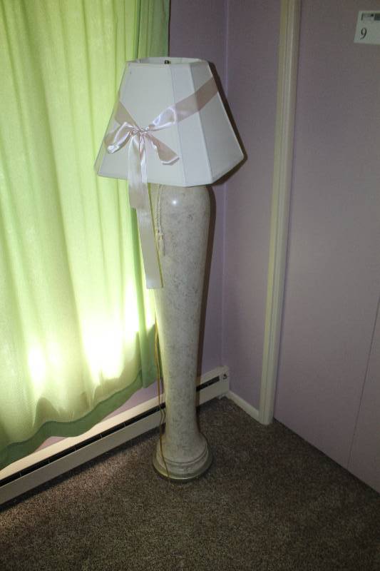 lot 9 image: Floor Lamp