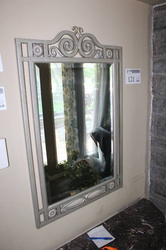 lot 16 image: Decorative Wall Mirror