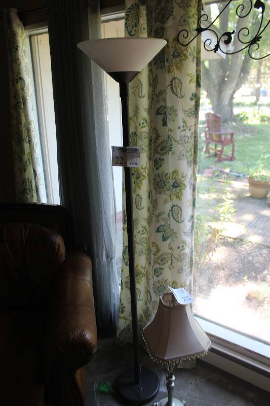 lot 22 image: Floor Lamp