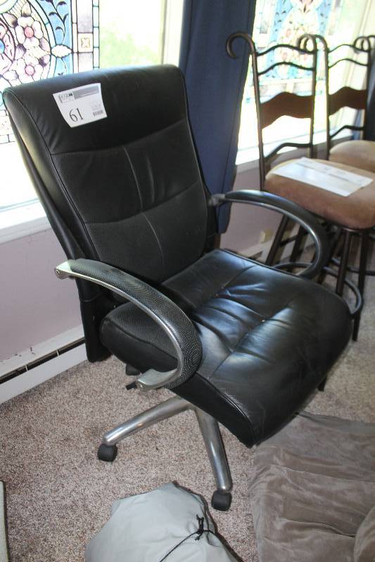 lot 61 image: Padded 5-Wheel Office Chair