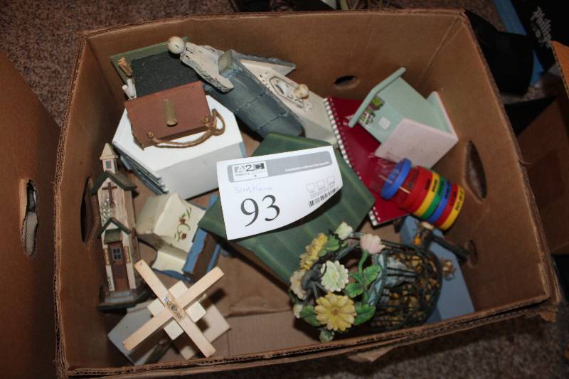 lot 93 image: Bird Houses