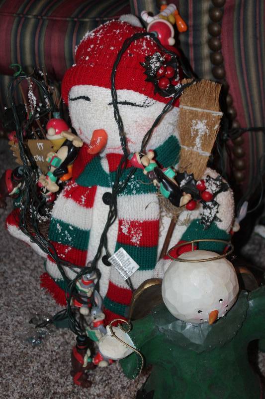 lot 87 image: Snowman Decorations