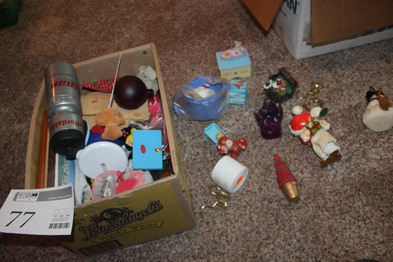 lot 77 image: Knick-knacks, Table Decorations