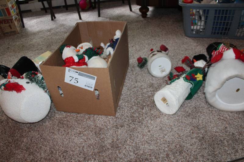 lot 75 image: Snowman Decorations