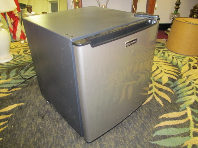 Nice Clean Working Emerson Mini Refrigerator