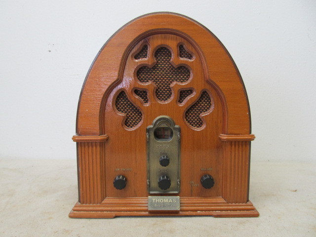 lot 23 image: Thomas Vintage Style Collector Radio - Works