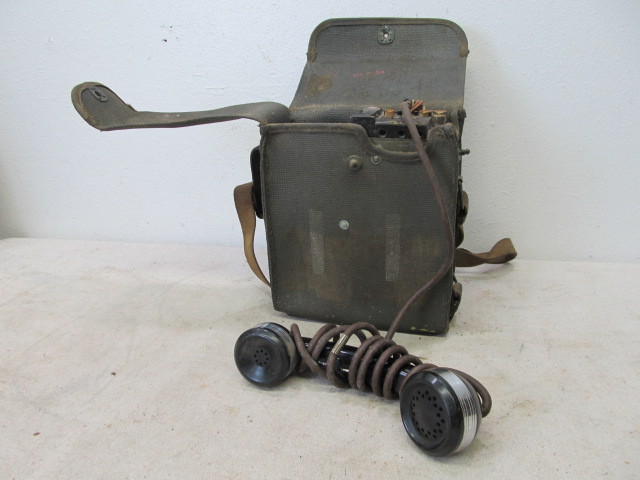 lot 26 image: Original WW2 Era Field Radio Phone