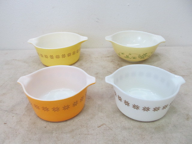 lot 27 image: 4 Vintage Pyrex Handled Bowls