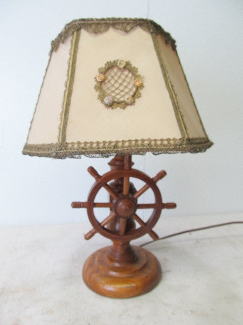 lot 32 image: Vintage Wood Ships Wheel Desk Lamp.