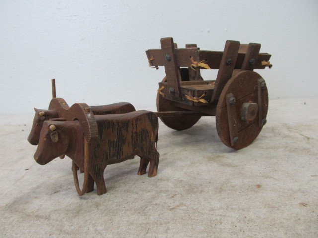 lot 34 image: Orig Vintage 1930s Folk Art Carved Oxen & Cart