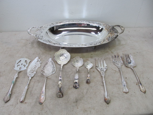 lot 36 image: Large Silverplated Footed Centerpiece wServing Utensils