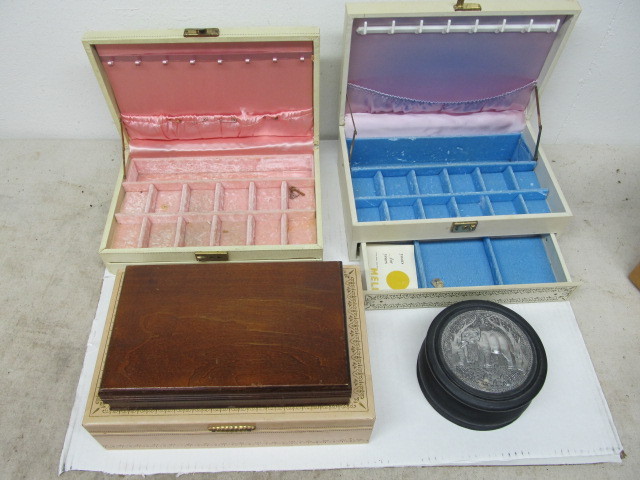 lot 37 image: Lot of Vintage Jewelry Boxes
