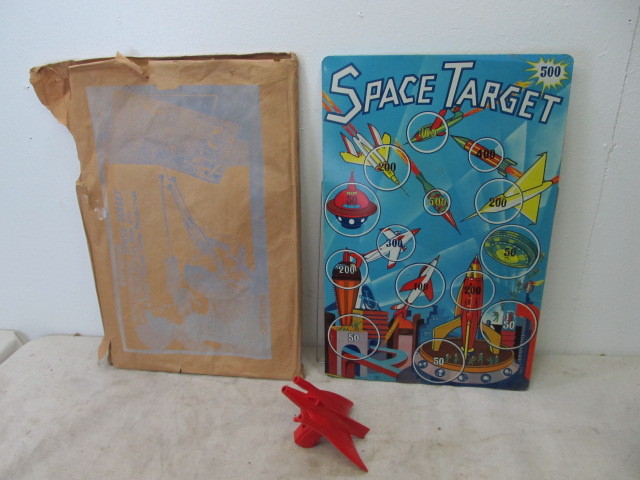 lot 4 image: Large Vintage Tin Toy Superior SPACE TARGET Dart Board wGun
