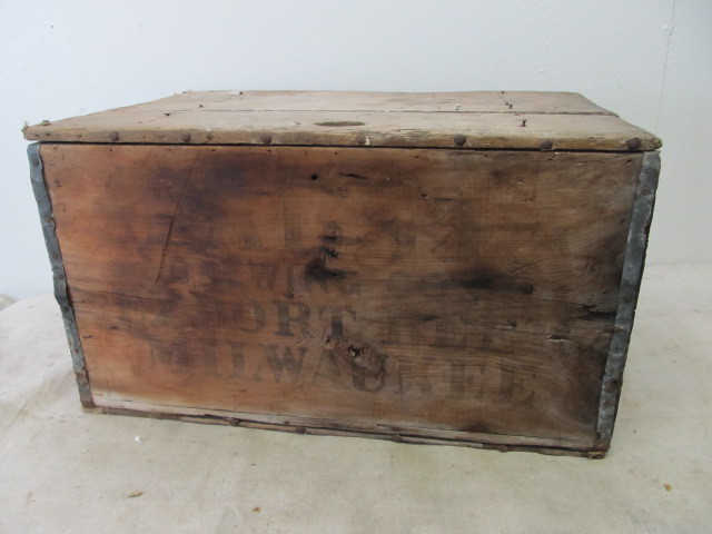 lot 7 image: Pre-Prohibition PABST BLUE RIBBON Beer Crate.