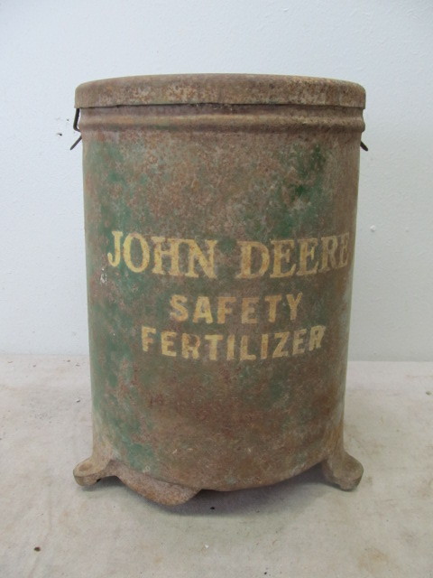 lot 10 image: Rare Antique JOHN DEERE Fertilizer Hopper