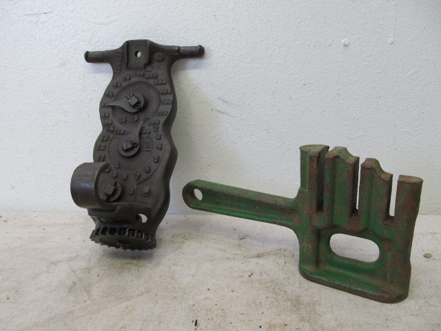 lot 11 image: Antique Cast Iron JOHN DEERE Chain Detacher & Acreage Gauge