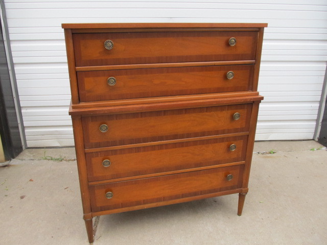lot 72 image: Mid Century DREXEL Chest of Drawers.