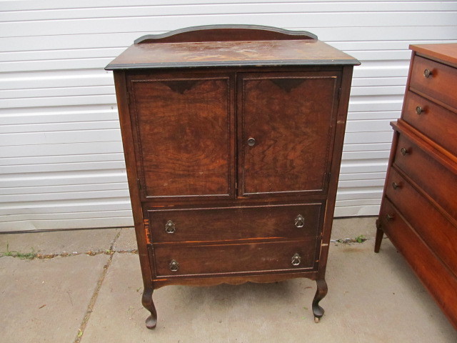 lot 75 image: Antique Chest of Drawers Cabinet
