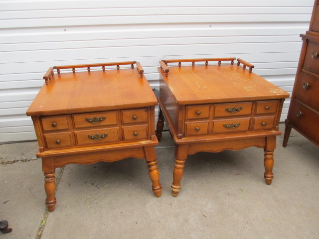 lot 76 image: Pair of Vintage Maple Night Stands  Side Tables