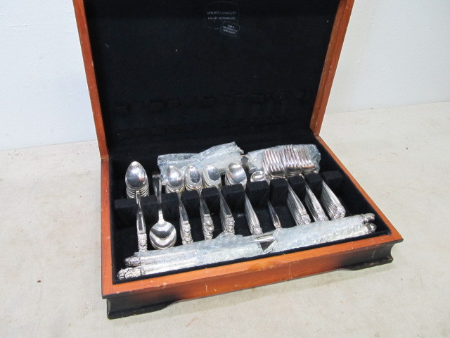 lot 15 image: Vintage Holmes & Edwards Silverplated Flatware Set wCase