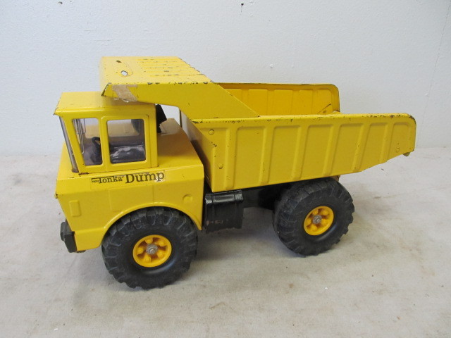 lot 104 image: Vintage MIGHTY TONKA Dump Truck