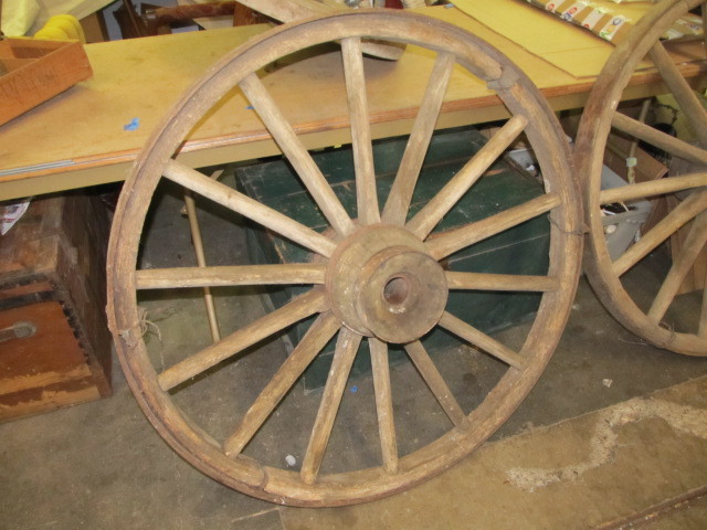 lot 118 image: Large Antique Wagon Wheel wHub