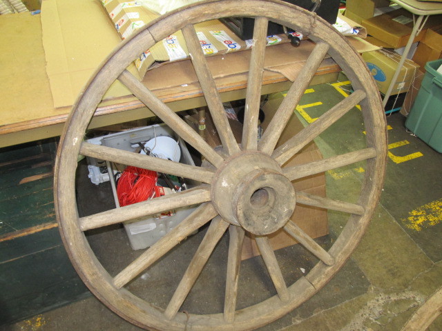 lot 119 image: Large Antique Wagon Wheel wHub