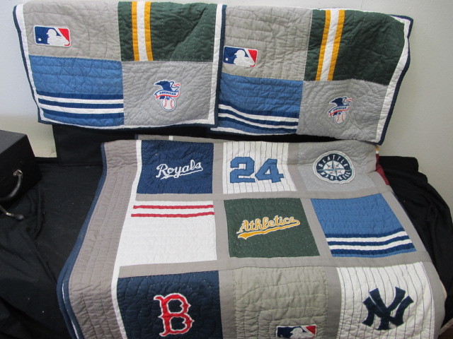 lot 141 image: MLB American League Comforter & Pillow Cases