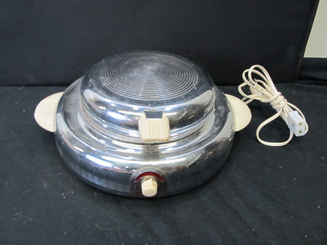 lot 156 image: Vintage Deco Chrome GE Waffle Maker
