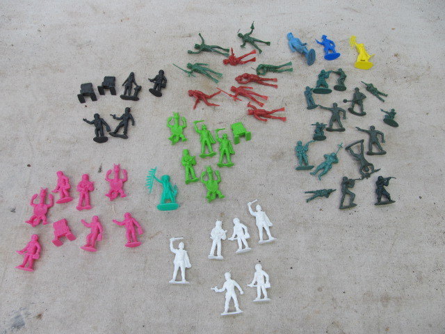 little plastic alien toys