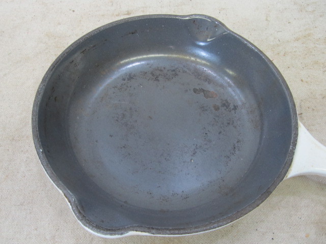 lot 179 image: Vintage LE CREUSET Enamel Skillet