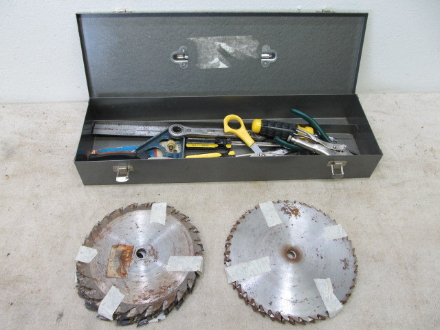 lot 172 image: Vintage Thorsen Metal Toolbox wTools & Saw Blades