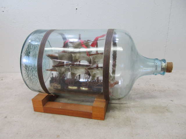 lot 175 image: Vintage Ship in Glass Bottle Display