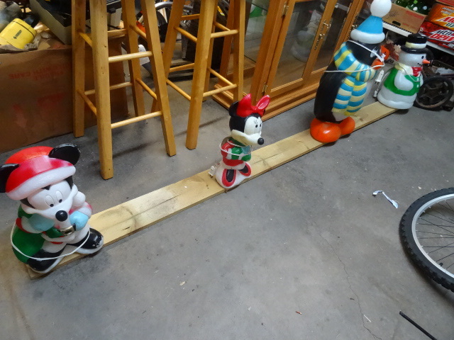 Lighted Christmas figurines. 4 tota...