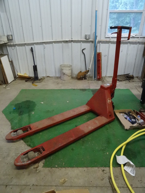 lot 5 image: BT Pallet Jack. Model BTL 2000U.