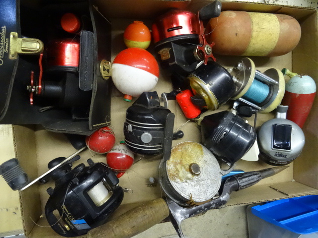 lot 26 image: Misc Fishing Reels and Bobbers