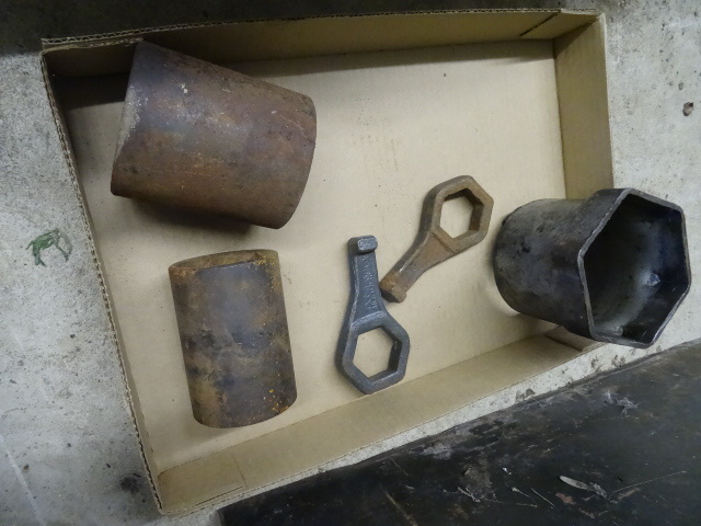 lot 32 image: 3 Large Sockets, 2 Pork Chops