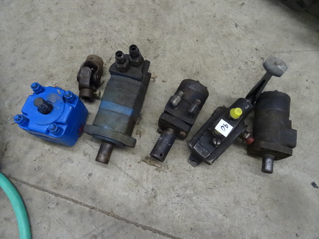 lot 90 image: 4 Hydraulic Pumps 1 Valve