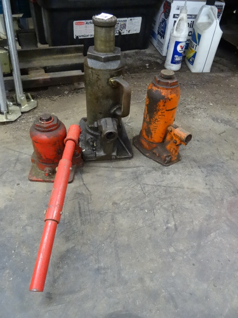 lot 115 image: 3 Hydraulic Bottle Jacks