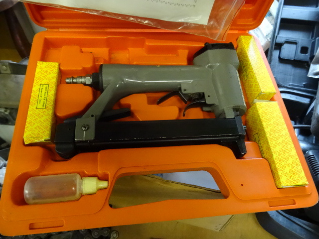 lot 135 image: Central Pneumatic Contractor Series,