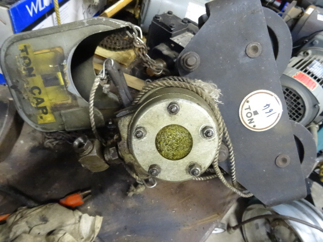 lot 164 image: 1 Ton Air Powered Chain Hoist
