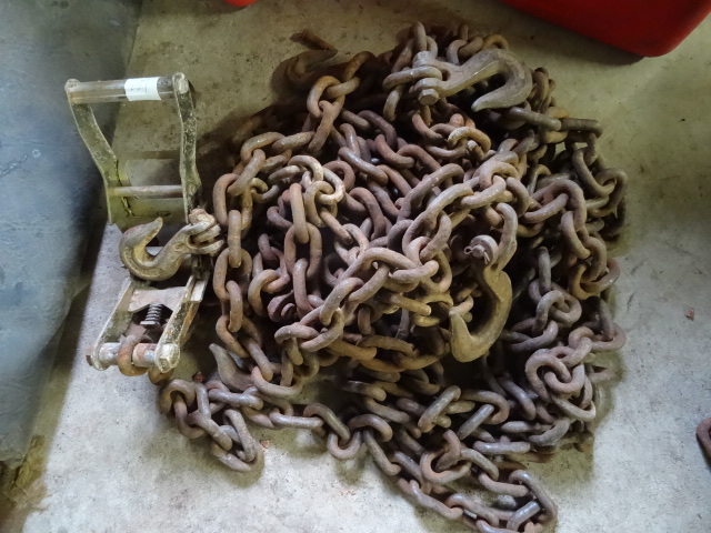 lot 207 image: Misc pieces of log chain